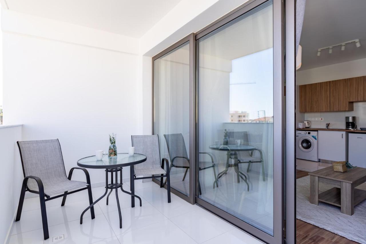 Livia Studio Apartment In Larnaka Exterior foto