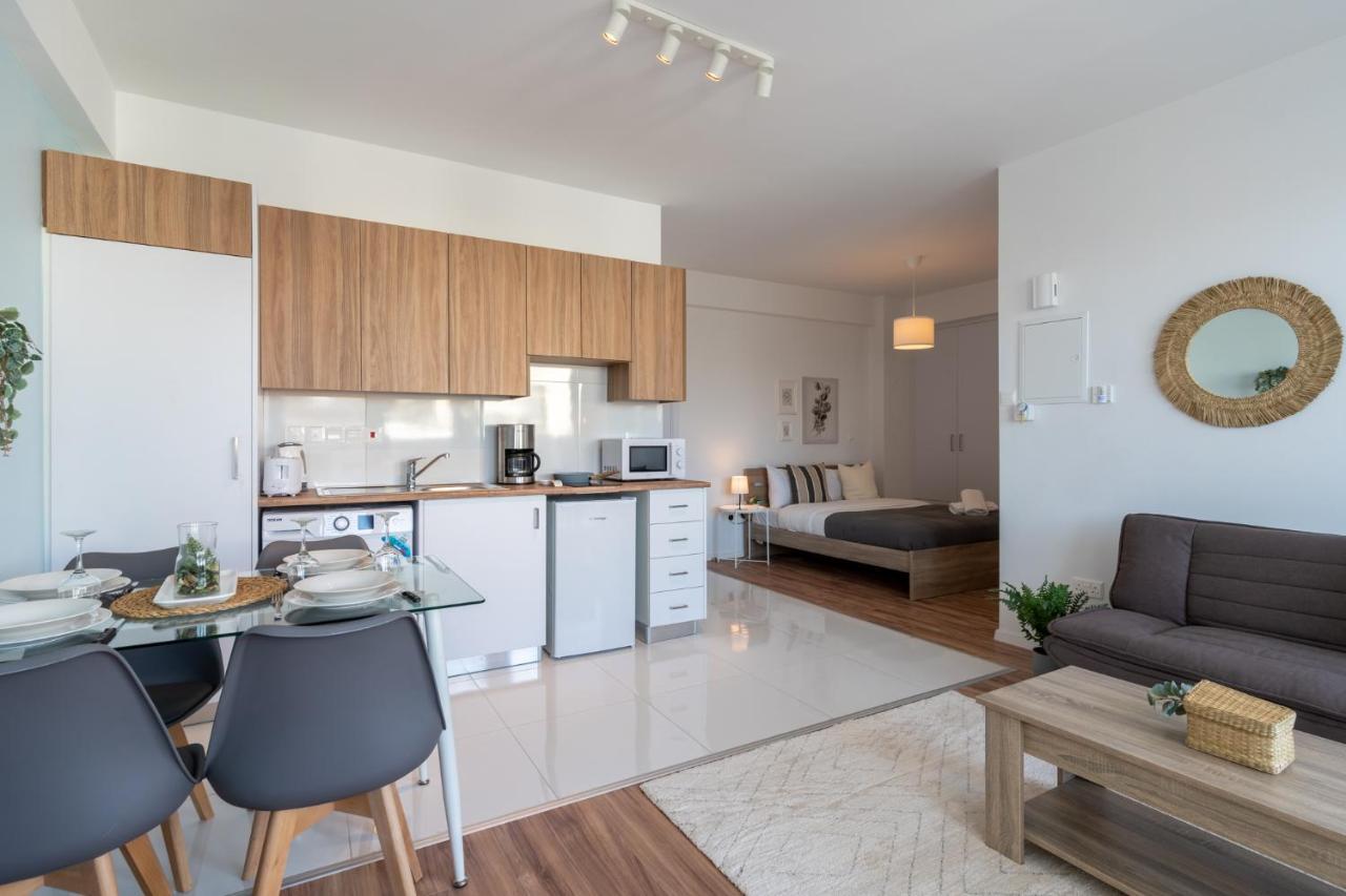 Livia Studio Apartment In Larnaka Exterior foto